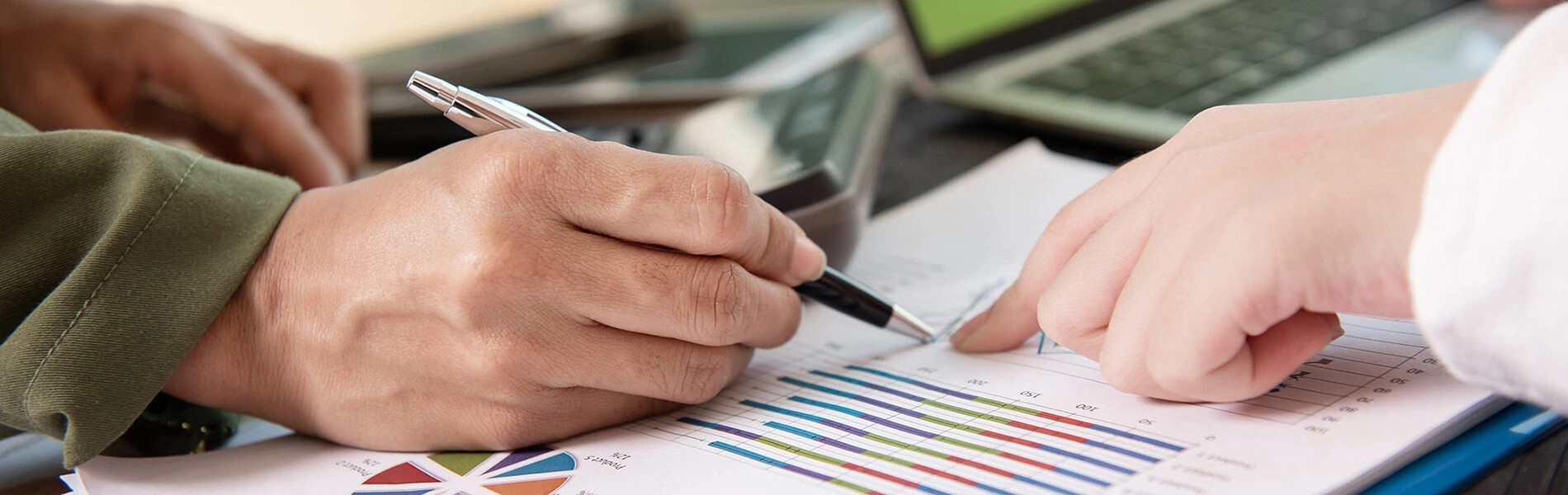 business-people-meeting-office-writing-memos-sticky-notes-1-1900x600